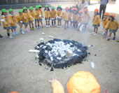 焼き芋開始! 場所「園庭」