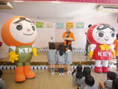 サッカーボールやキーホルダーなどたくさんのプレゼントをもらったよ。