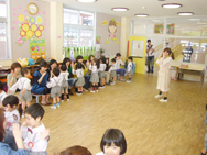 お母さんと向かい合って手遊び!