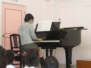 2人の実習生の方にも出し物をしていただきました。ピアノ演奏。美しい音楽をありがとうございます。