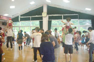 ホールの中でも遊びました。年少組さんはダンスを踊りました。