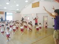 実習生の先生によさこい踊りを教えていただいています。