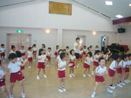 年中組さんは、よさこい踊りを披露しました。