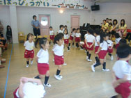 ひよこ組 少し緊張気味の子どもたち。しかし、表現遊びが始まるといつもの表情が見られて大変かわいかったです。